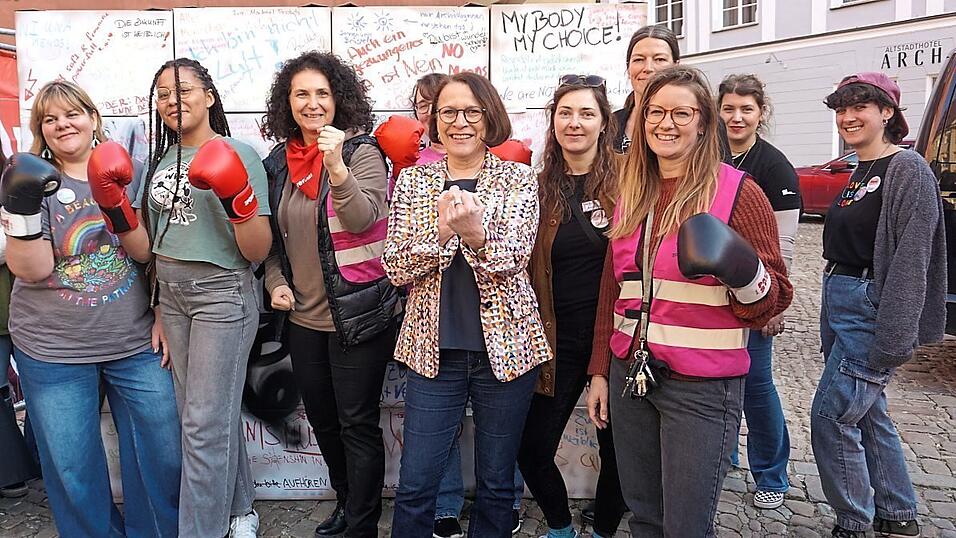 K&auml;mpferisch vor der Wutwand: OB Gertrud Maltz-Schwarzfischer und weitere Teilnehmerinnen. Kurz darauf wurde die Wand eingerissen.