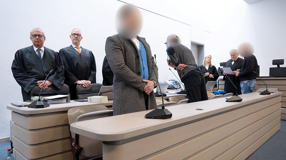 Im Prozess um den Diebstahl des keltischen Goldschatzes aus einem Museum in Manching hat das Landgericht die Angeklagten - hier mit ihren Verteidigern - zu Geständnisse aufgefordert. (Archivbild)