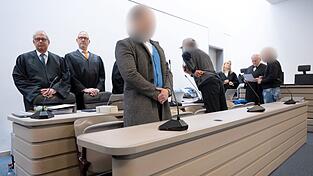 Im Prozess um den Diebstahl des keltischen Goldschatzes aus einem Museum in Manching hat das Landgericht die Angeklagten - hier mit ihren Verteidigern - zu Geständnisse aufgefordert. (Archivbild)