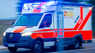 Ein Rettungsfahrzeug des Arbeiter-Samariter-Bundes (ASB) ist mit Blaulicht auf einer Landstra&szlig;e unterwegs. Immer h&auml;ufiger kommt es allerdings zu Fehlfahrten, die das System verstopfen, warnen Betreiber.