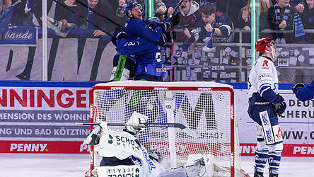 Mike Connolly und Stefan Loibl feiern zusammen den 4:3-Siegtreffer gegen Schwenningen.