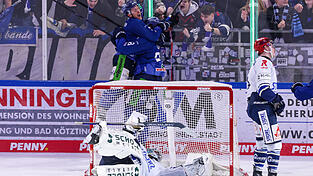 Mike Connolly und Stefan Loibl feiern zusammen den 4:3-Siegtreffer gegen Schwenningen.