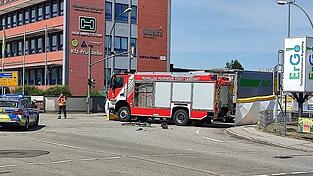 Bei einem Unfall in der Landshuter Konrad-Adenauer-Straße ist heute eine Person ums Leben gekommen. Bei einem Unfall in der Landshuter Konrad-Adenauer-Straße ist heute eine Person ums Leben gekommen.