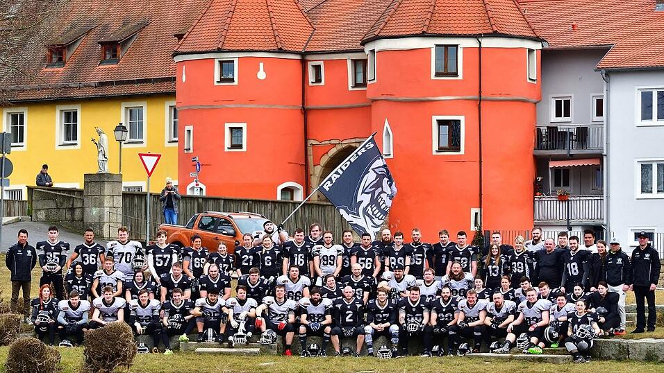 Die Raiders in voller Montur: Ein Jahr besteht die Football-Abteilung beim ASV Cham.