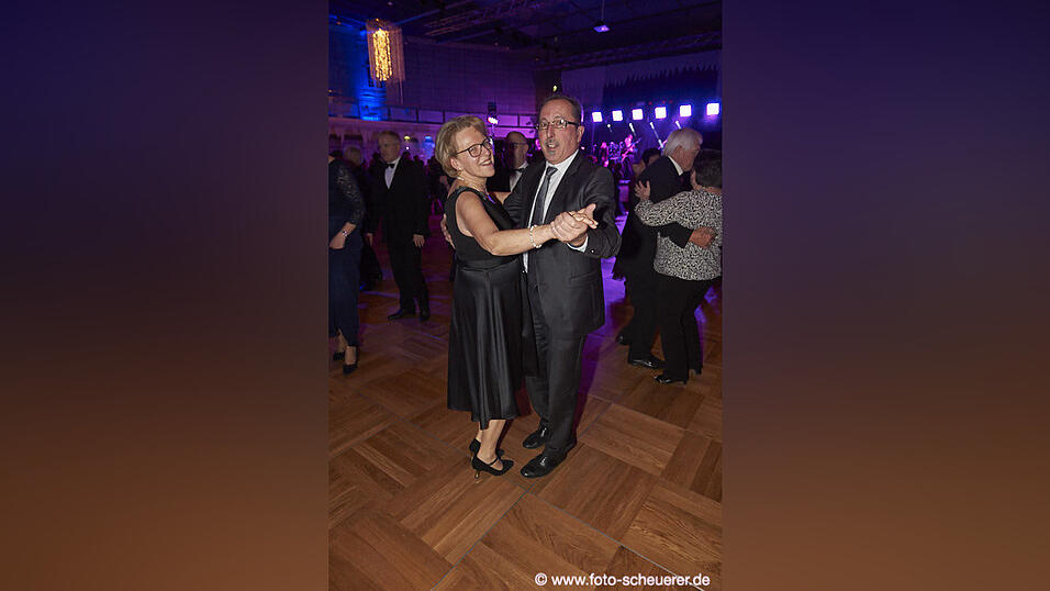 Die Metzgerzunft hat am Samstagabend in die Joseph-von-Fraunhofer-Halle eingeladen. Die Metzgerzunft hat am Samstagabend in die Joseph-von-Fraunhofer-Halle eingeladen.