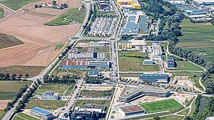 Mit einer Perlenschnur verglich Tiefbauamtsleiter Markus Huber die Theodor-Heuss-Stra&szlig;e mit ihren drei Kreisverkehren: In diesem Jahr kommt eine weitere Perle dazu. Nach den Osterferien soll der Bau des Kreisels an der Kreuzung mit der Fuggerstra&szlig;e und der Stra&szlig;e Am Burgfrieden (im Foto unten links) beginnen.