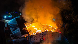 Die Feuerwehrleute konnten den Brand unter Kontrolle bringen und erfolgreich löschen. (Symbolbild)