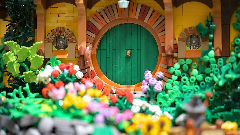 Eine Hobbith&ouml;hle ist als Deko schon aufgebaut.