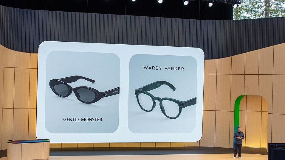 Die Brillen haben Kameras und Lautsprecher f&uuml;r die Kommunikation mit Googles KI-Software Gemini.