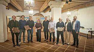 Freuten sich, dass es nach acht Jahren endlich wieder einen Bauherrenpreis Landshut zu gewinnen gab (von links): Markus Riemann („Weißer Turm“), Stefan Müller und David Wolferstetter (Einfamilienhaus Landshut-Berg), Sonja Klaus von Klaus + Salzberger Landschaftsarchitekten mit Marco Burgmeier und Thomas Völkl von BBV Architekten (Ökologisches Lehrgut), Markus Stenger („Gastgeb“) sowie zweite Bürgermeisterin Patricia Steinberger und der Altdorfer Bürgermeister Sebastian Stanglmaier, die beide auch in der Jury saßen. Freuten sich, dass es nach acht Jahren endlich wieder einen Bauherrenpreis Landshut zu gewinnen gab (von links): Markus Riemann („Weißer Turm“), Stefan Müller und David Wolferstetter (Einfamilienhaus Landshut-Berg), Sonja Klaus von Klaus + Salzberger Landschaftsarchitekten mit Marco Burgmeier und Thomas Völkl von BBV Architekten (Ökologisches Lehrgut), Markus Stenger („Gastgeb“) sowie zweite Bürgermeisterin Patricia Steinberger und der Altdorfer Bürgermeister Sebastian Stanglmaier, die beide auch in der Jury saßen.
