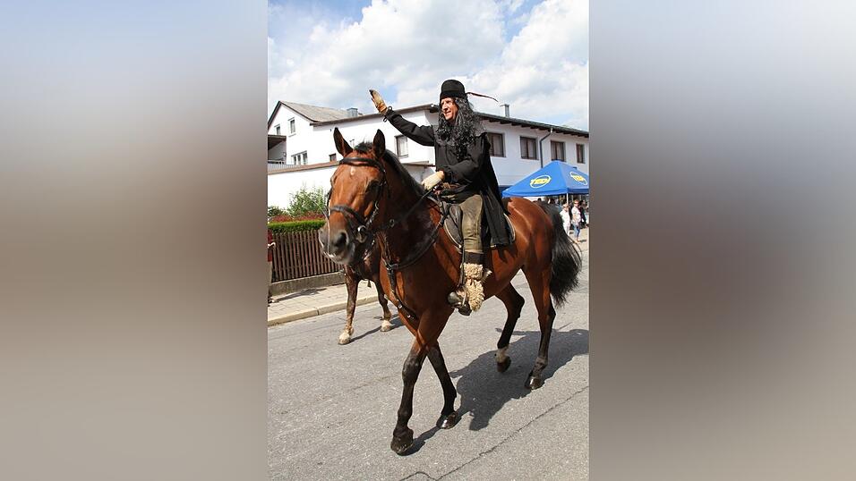 Die schönsten Augenblicke des historischen Drachenstich-Festzuges 2016. Die schönsten Augenblicke des historischen Drachenstich-Festzuges 2016.