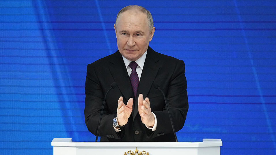 Der russische Präsident Wladimir Putin hält seine Rede zur Lage der Nation in Moskau. Er warnt den Westen vor einem Truppeneinsatz in der Ukraine. Der russische Präsident Wladimir Putin hält seine Rede zur Lage der Nation in Moskau. Er warnt den Westen vor einem Truppeneinsatz in der Ukraine.