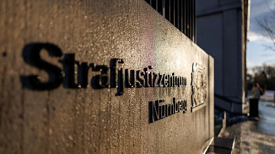 Den Ermittlungen zufolge schoss der Angeklagte vor den Augen zahlreicher Zeugen sechsmal auf das Opfer. (Symbolbild)