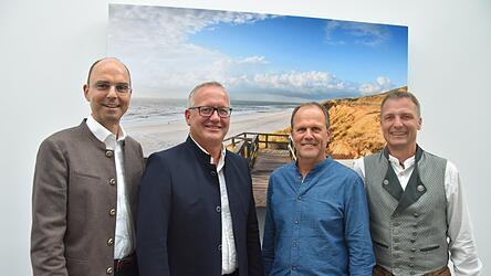 Der Vorsitzende Markus Huber (2.v.l.) mit seinem Stellvertreter Leonhard Berger (2.v.r.), dem Volkenschwander Bürgermeister Franz Högl (links) und dem Attenhofener Bürgermeister Michael Senger (rechts). Der Vorsitzende Markus Huber (2.v.l.) mit seinem Stellvertreter Leonhard Berger (2.v.r.), dem Volkenschwander Bürgermeister Franz Högl (links) und dem Attenhofener Bürgermeister Michael Senger (rechts).