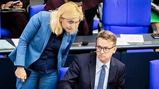 Über die Pflege-Sparpläne von Gesundheitsminister Carsten Linnemann, die auf einer Vorlage seiner Vorgängerin Nina Warken (beide CDU) beruhen, ringt derzeit die Koalition. (Archivbild) Über die Pflege-Sparpläne von Gesundheitsminister Carsten Linnemann, die auf einer Vorlage seiner Vorgängerin Nina Warken (beide CDU) beruhen, ringt derzeit die Koalition. (Archivbild)
