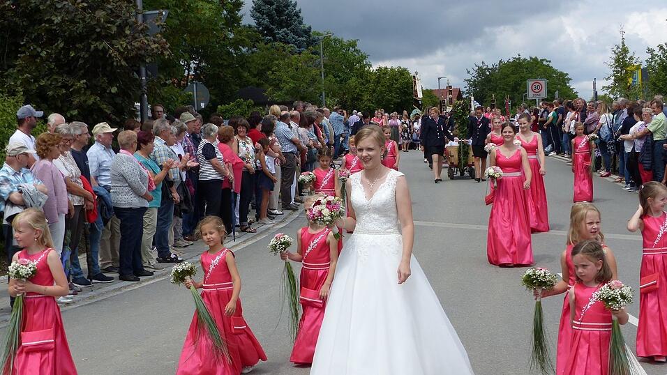 Eine bezaubernde Festbraut Martina Weinschenk.