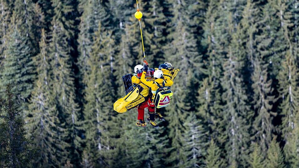 Der Österreicher Felix Hacker wurde nach einem Trainingssturz in Kitzbühel per Hubschrauber geborgen. Der Österreicher Felix Hacker wurde nach einem Trainingssturz in Kitzbühel per Hubschrauber geborgen.