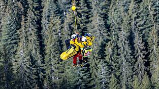 Der Österreicher Felix Hacker wurde nach einem Trainingssturz in Kitzbühel per Hubschrauber geborgen.