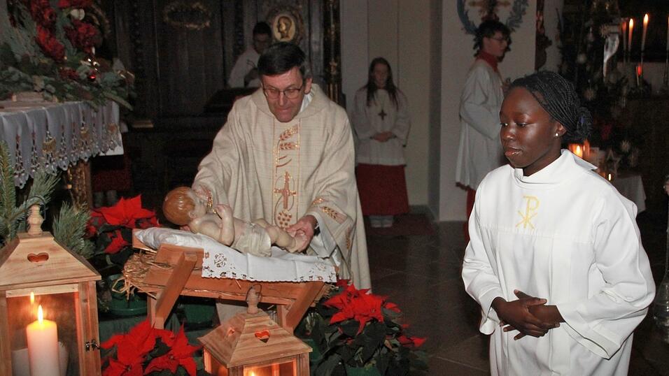 Stadtpfarrer Lindmeier legte das Jesuskind in die Krippe.