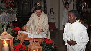 Stadtpfarrer Lindmeier legte das Jesuskind in die Krippe.