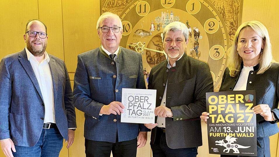 Sorgten am Dienstag für eine Überraschung: Thomas Harmsen, Geschäftsführer von der „Oberpfalz Marketing“, Bezrikstagspräsident Franz Löffler, Bürgermeister Sandro Bauer und Furths Kulturamtsleiterin Karin Stelzer (von links) bei der Präsentation im Rathaus. Sorgten am Dienstag für eine Überraschung: Thomas Harmsen, Geschäftsführer von der „Oberpfalz Marketing“, Bezrikstagspräsident Franz Löffler, Bürgermeister Sandro Bauer und Furths Kulturamtsleiterin Karin Stelzer (von links) bei der Präsentation im Rathaus.