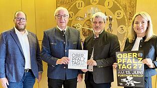 Sorgten am Dienstag für eine Überraschung: Thomas Harmsen, Geschäftsführer von der „Oberpfalz Marketing“, Bezrikstagspräsident Franz Löffler, Bürgermeister Sandro Bauer und Furths Kulturamtsleiterin Karin Stelzer (von links) bei der Präsentation im Rathaus. Sorgten am Dienstag für eine Überraschung: Thomas Harmsen, Geschäftsführer von der „Oberpfalz Marketing“, Bezrikstagspräsident Franz Löffler, Bürgermeister Sandro Bauer und Furths Kulturamtsleiterin Karin Stelzer (von links) bei der Präsentation im Rathaus.