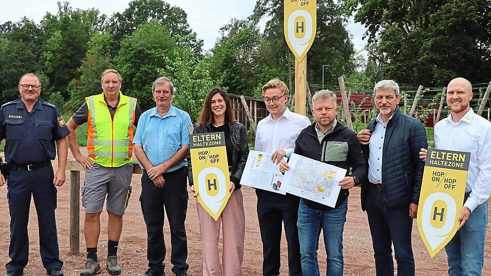 Stadtverwaltung, Kommunale Verkehrsüberwachung und Polizei stellen das Konzept der Elterntaxi-Haltestelle vor. Stadtverwaltung, Kommunale Verkehrsüberwachung und Polizei stellen das Konzept der Elterntaxi-Haltestelle vor.