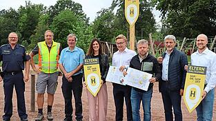Stadtverwaltung, Kommunale Verkehrsüberwachung und Polizei stellen das Konzept der Elterntaxi-Haltestelle vor. Stadtverwaltung, Kommunale Verkehrsüberwachung und Polizei stellen das Konzept der Elterntaxi-Haltestelle vor.