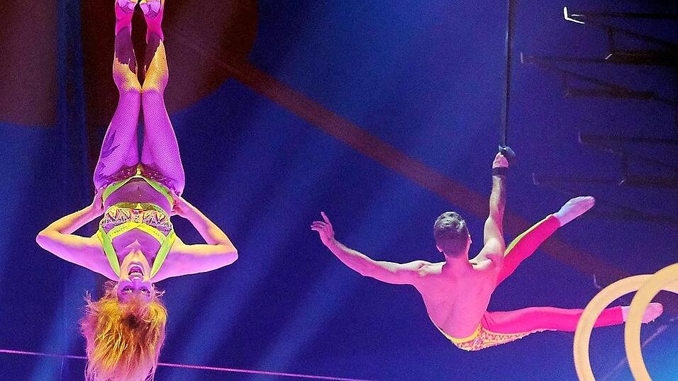 So viele Akrobaten tummelten sich unter dem Circuszeltdach und gleichzeitig in der Manege, dass man kaum mehr wusste, wo man hinschauen sollte.