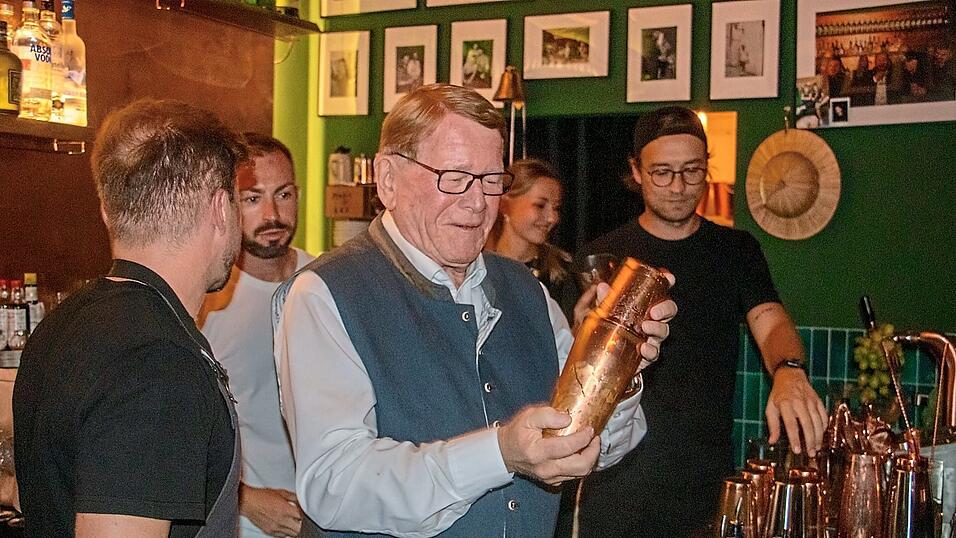 Der zweite Bürgermeister glänzte als DJ und Barmixer.