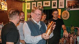Der zweite Bürgermeister glänzte als DJ und Barmixer.