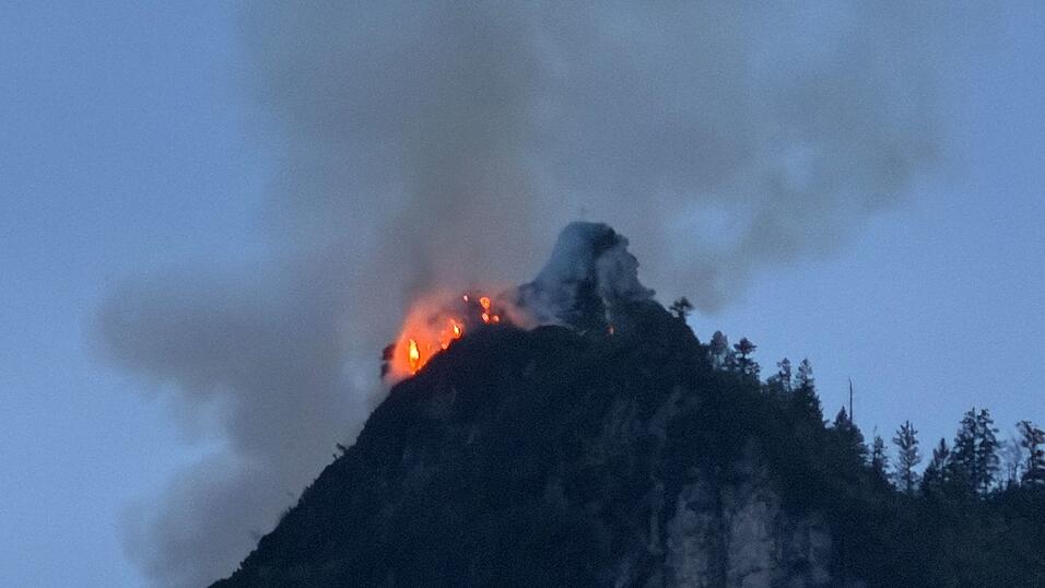 In der Nacht waren die Flammen weithin zu sehen.