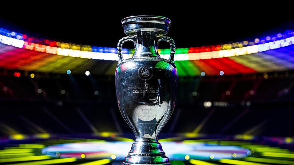 Bei der Europameisterschaft sicherte sich Italien in einem dramatischen Finale im Elfmeterschießen gegen England den Pokal. Die nächste EM findet 2024 in Deutschland statt. Dort werden die europäischen Nationalmannschaften in zehn Stadien um den Titel kämpfen. Bei der Europameisterschaft sicherte sich Italien in einem dramatischen Finale im Elfmeterschießen gegen England den Pokal. Die nächste EM findet 2024 in Deutschland statt. Dort werden die europäischen Nationalmannschaften in zehn Stadien um den Titel kämpfen.