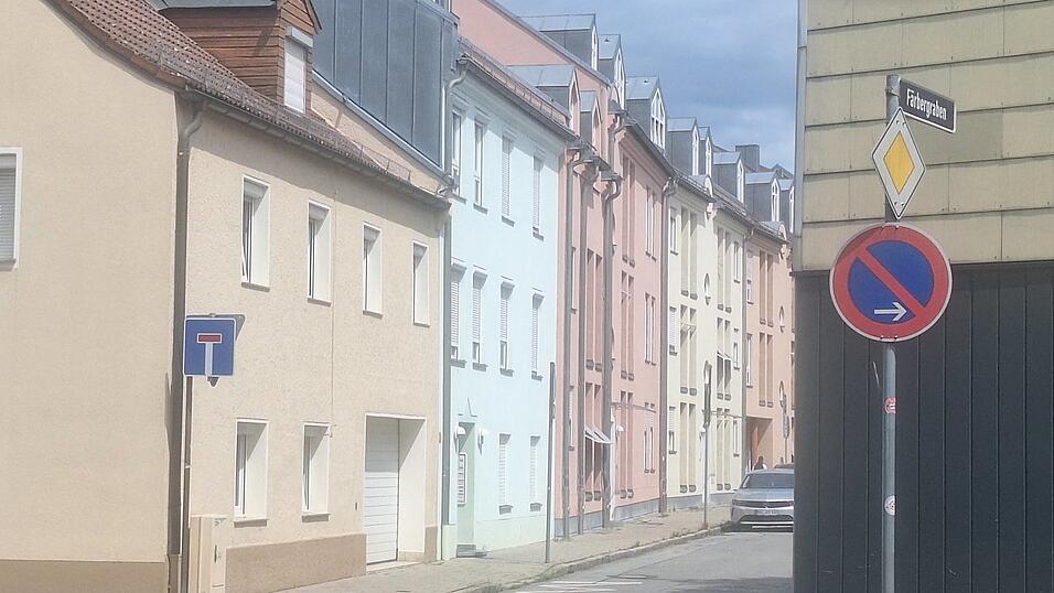 Nachdem es bereits im M&auml;rz dieses Jahr in einer Wohnung am F&auml;rbergraben in Deggendorf zu einer Messerstecherei gekommen war, wurde der Stra&szlig;enzug am Montag erneut Schauplatz eines Verbrechens.