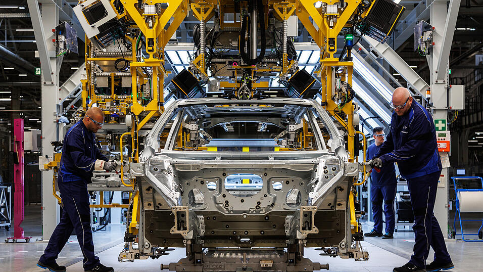 Im Karosseriebau nehmen die Fahrzeuge Form an. Im Karosseriebau nehmen die Fahrzeuge Form an.