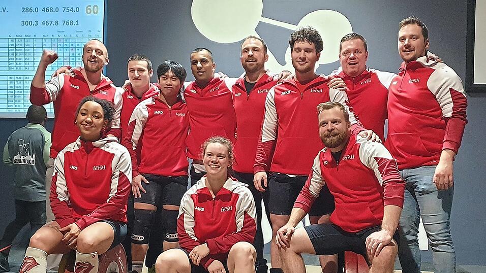 Das TB-Team freut sich über den Sieg beim KSV Durlach. Nun kommt es beim letzten Kampftag am 11. April zum Showdown um den Klassenerhalt gegen die Athletenschmiede Kiel. Das TB-Team freut sich über den Sieg beim KSV Durlach. Nun kommt es beim letzten Kampftag am 11. April zum Showdown um den Klassenerhalt gegen die Athletenschmiede Kiel.