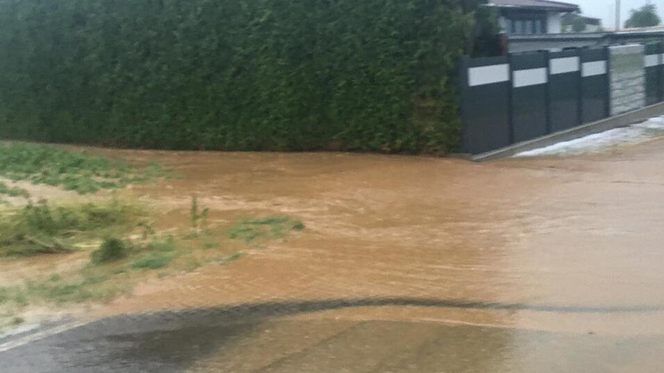 Auch im Landkreis Deggendorf waren die Feuerwehren die Nacht über im Dauereinsatz. Auch im Landkreis Deggendorf waren die Feuerwehren die Nacht über im Dauereinsatz.