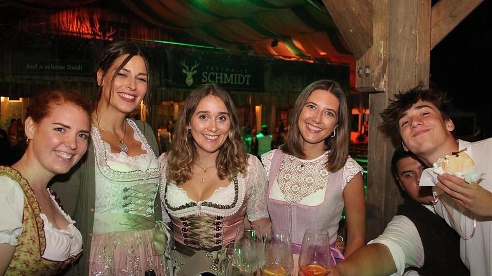 Auch am Samstagabend strömten viele Landshuter zur Dult. Auch am Samstagabend strömten viele Landshuter zur Dult.