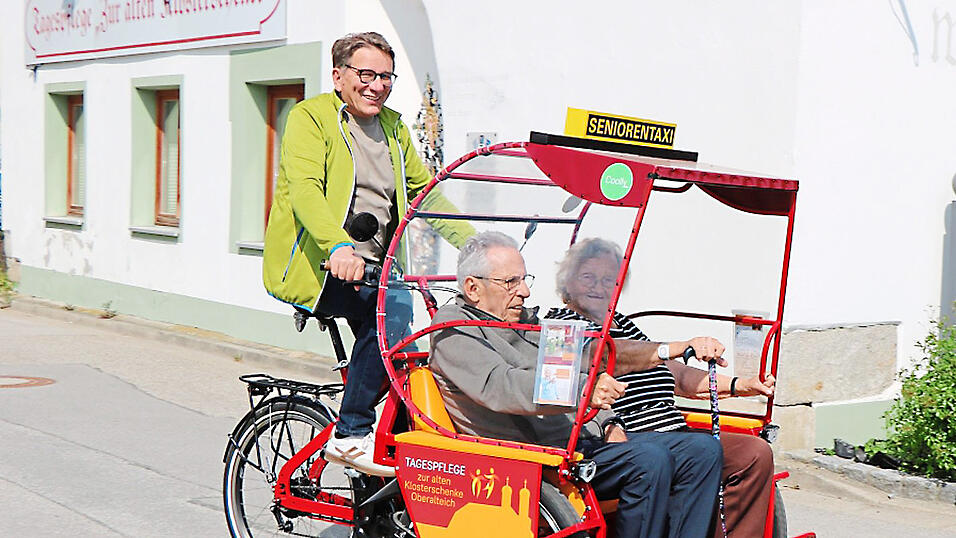 Allen macht das Rikschafahren Spa&szlig;. Thomas Dichtl f&auml;hrt &auml;ltere Menschen im &bdquo;Seniorentaxi&ldquo; spazieren.