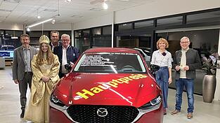 Bei der Auftaktveranstaltung zum Straubinger Adventskalender (von links): Hauptgewinn-Sponsor Stefan Schindlbeck, das Christkind Svenja Fröschl, Sponsor Franz Ebenbeck, Josef Stelzl und Claudia Karl-Fischer vom Verein Straubinger Adventskalender sowie Bürgermeister Dr. Albert Solleder.