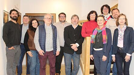 Bei der Infoveranstaltung des SPD Ortsvereins stellten (v.l.) &Uuml;mit Yasar Celik, Marktrat und 3. B&uuml;rgermeister Martin St&ouml;mmer, Anika Gerwallner, Dr. Anton Wartner sowie (v.r.) Monika Hanseder Benjamin Kapfinger, Monika Obermeier Natalie Gerstl, Vorsitzende Maria Bellmann und Rainer Gratz das Wahlprogramm vor. SPD Landratskandidat Benjamin Lettl (5.v.l.) ging auf seine Vorhaben im Fall seiner Wahl ein.