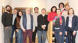 Bei der Infoveranstaltung des SPD Ortsvereins stellten (v.l.) Ümit Yasar Celik, Marktrat und 3. Bürgermeister Martin Stömmer, Anika Gerwallner, Dr. Anton Wartner sowie (v.r.) Monika Hanseder Benjamin Kapfinger, Monika Obermeier Natalie Gerstl, Vorsitzende Maria Bellmann und Rainer Gratz das Wahlprogramm vor. SPD Landratskandidat Benjamin Lettl (5.v.l.) ging auf seine Vorhaben im Fall seiner Wahl ein. Bei der Infoveranstaltung des SPD Ortsvereins stellten (v.l.) Ümit Yasar Celik, Marktrat und 3. Bürgermeister Martin Stömmer, Anika Gerwallner, Dr. Anton Wartner sowie (v.r.) Monika Hanseder Benjamin Kapfinger, Monika Obermeier Natalie Gerstl, Vorsitzende Maria Bellmann und Rainer Gratz das Wahlprogramm vor. SPD Landratskandidat Benjamin Lettl (5.v.l.) ging auf seine Vorhaben im Fall seiner Wahl ein.