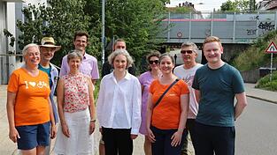 Thomas Gro&szlig;m&uuml;ller (hinten, Zweiter von links), B&uuml;rgermeisterin Helene Sigloch (vorne, Dritte von links) und Benedikt Benz (rechts) diskutierten mit Anwohnern und Fahrrad-Aktivisten die Situation in der Sternbergstra&szlig;e.