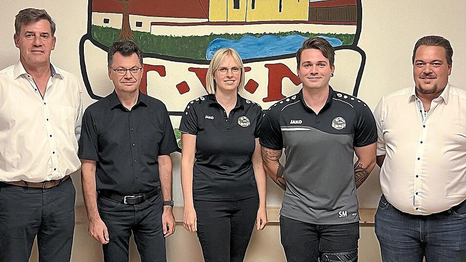 Christian Off (links) &uuml;bergab am Freitag die Amtsgesch&auml;fte an Florian Geser (rechts) sowie Markus Sigl, Sabine Frank und Fritz Haltmair.