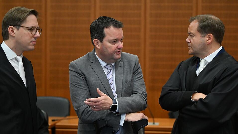 Freispruch vor dem Landgericht f&uuml;r den ehemaligen DFB-Schatzmeister Stephan Osnabr&uuml;gge (M). (Archivbild)