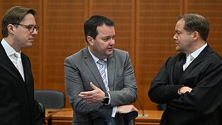 Freispruch vor dem Landgericht f&uuml;r den ehemaligen DFB-Schatzmeister Stephan Osnabr&uuml;gge (M). (Archivbild)