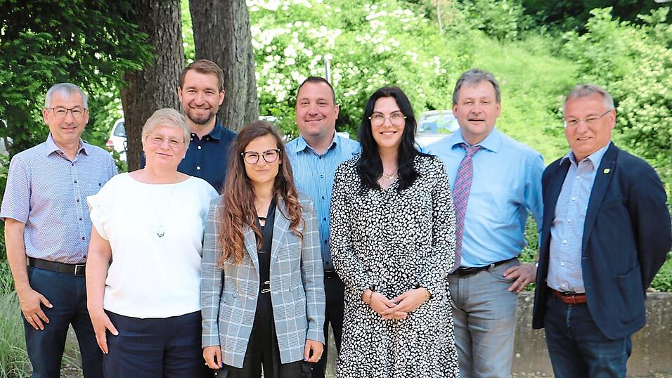 Das neue F&uuml;hrungsteam der VG Donaustauf (von links): B&uuml;rgermeister Thomas Schmalzl (Bach), K&auml;mmerin Petra Obermeier-Janker, Gesch&auml;ftsstellen- und Bauamtsleiter Ludwig Reichl, Personalstellenleiterin Marie Engelstedter, stellvertretender Bauamtsleiter Daniel B&uuml;bl, Hauptamtsleiterin Eva Achatz und die B&uuml;rgermeister J&uuml;rgen Sommer (Donaustauf) und Harald Hermann (Altenthann).