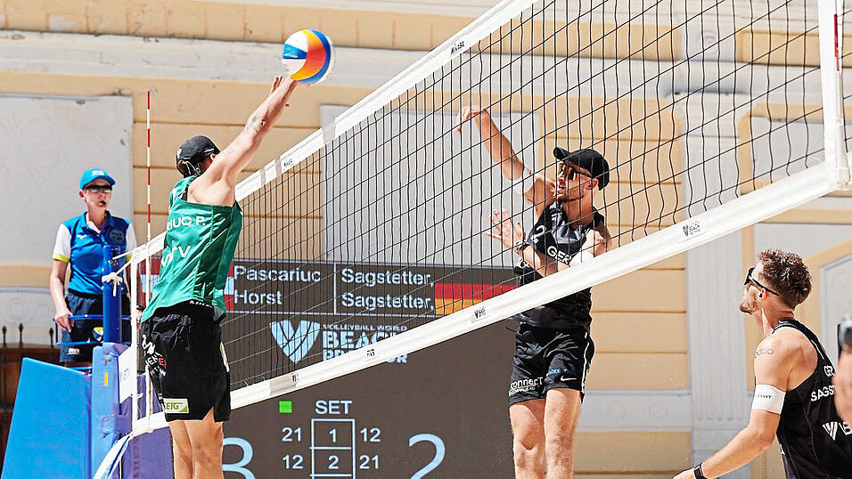 Der passt: Benedikt Sagstetter (Mitte) schmettert den Ball pr&auml;zise und mit Schmackes am &Ouml;sterreicher Paul Pascariuc (links) vorbei - ganz genau beobachtet von seinem Bruder Jonas.