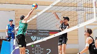 Der passt: Benedikt Sagstetter (Mitte) schmettert den Ball pr&auml;zise und mit Schmackes am &Ouml;sterreicher Paul Pascariuc (links) vorbei - ganz genau beobachtet von seinem Bruder Jonas.