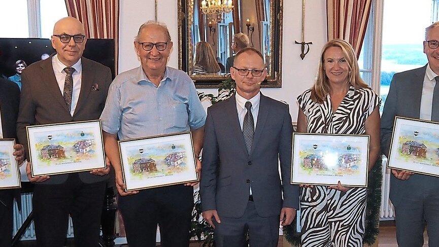 Rafal Pstragowski hatte Geschenke f&uuml;r die pr&auml;genden Gestalter der Partnerschaft mitgebracht: die beiden Rath&auml;user von einem &ouml;rtlichen K&uuml;nstler gemalt.